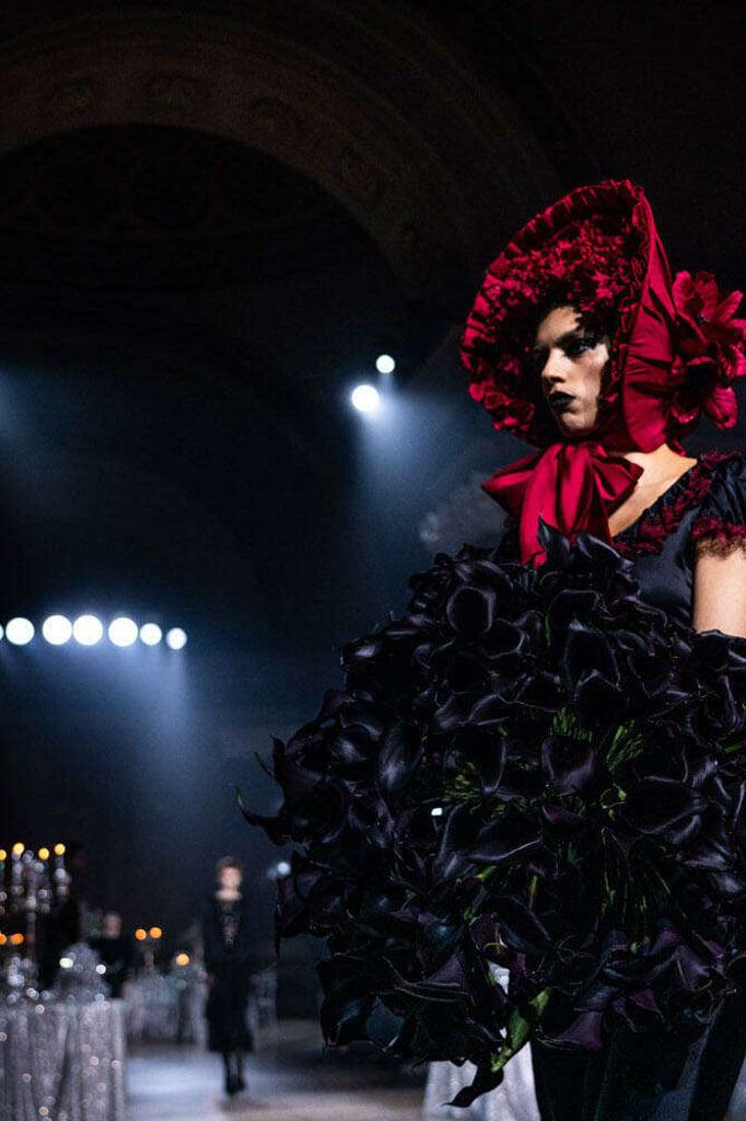 Brillo y glamour en la pasarela Otoño-Invierno 2023 de Rodarte
