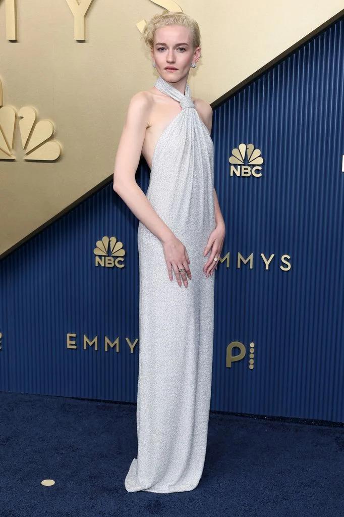 Julia Garner brilló con un vestido halter de espalda descubierto de Loewe, cubierto de unos delicados toques de brillo. 