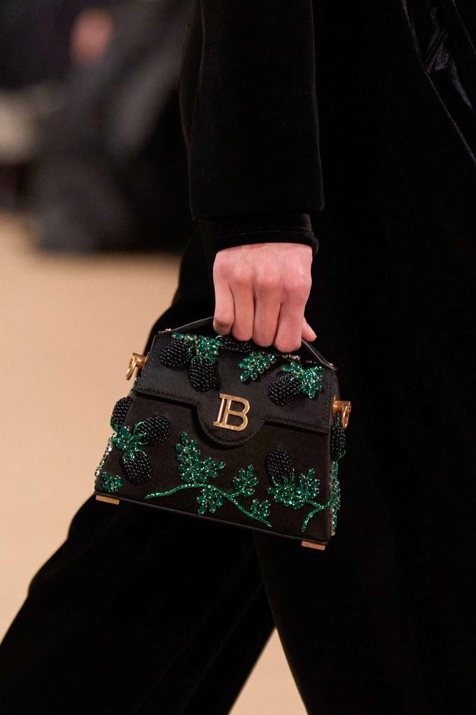 Los mini bolsos ha cobrado fuerza, donde puede llevar: phone, llaves y un lipgloss. Balmain