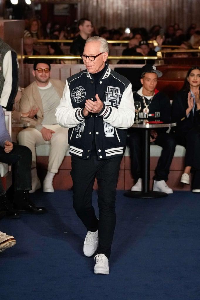 El diseñador Tommy salió a saludar con una chaqueta de lana y cuero en color azul noche y crudo con logotipo de béisbol.