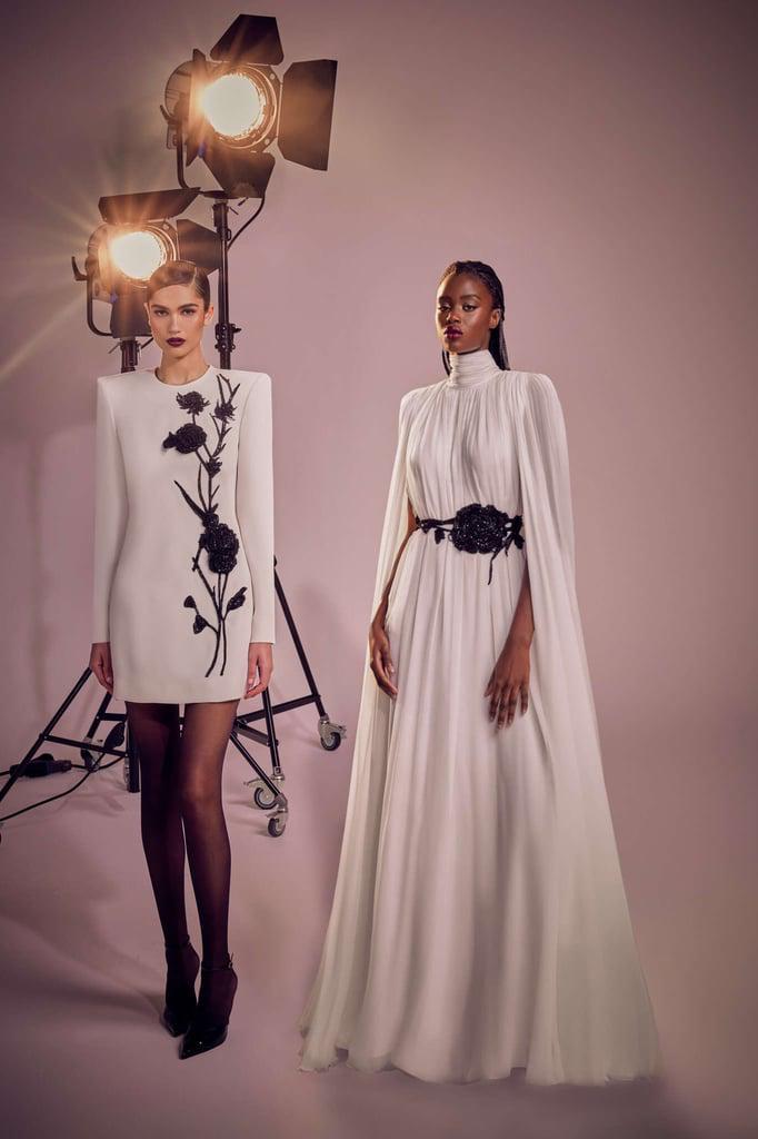 Vestido de pedrería negra sobre un vestido blanco corto de manga larga