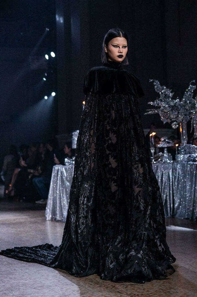 Brillo y glamour en la pasarela Otoño-Invierno 2023 de Rodarte