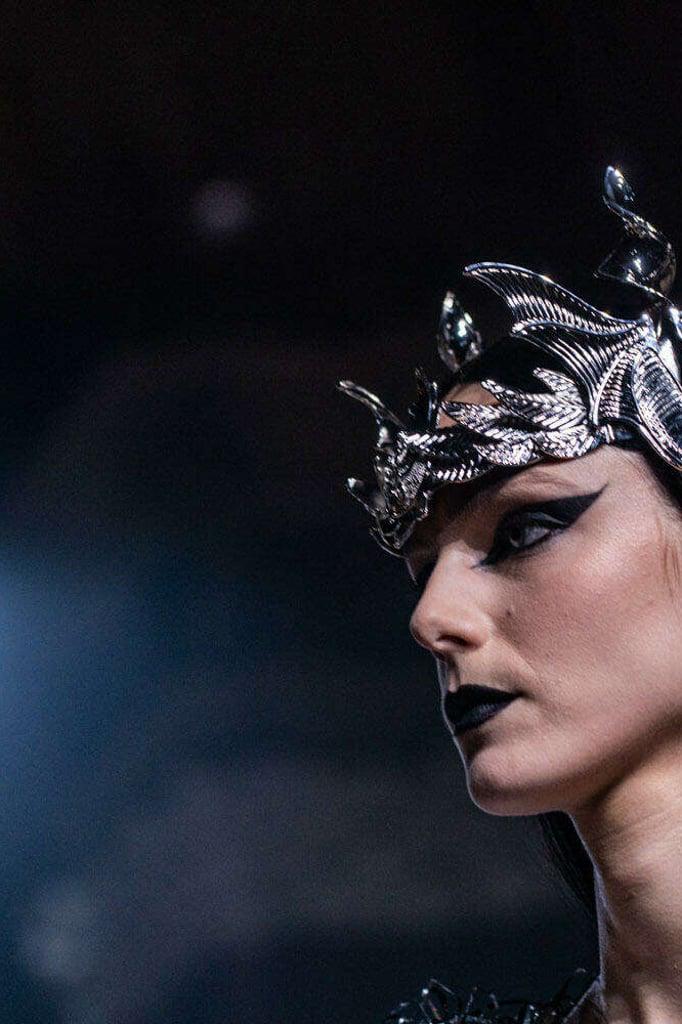 Brillo y glamour en la pasarela Otoño-Invierno 2023 de Rodarte