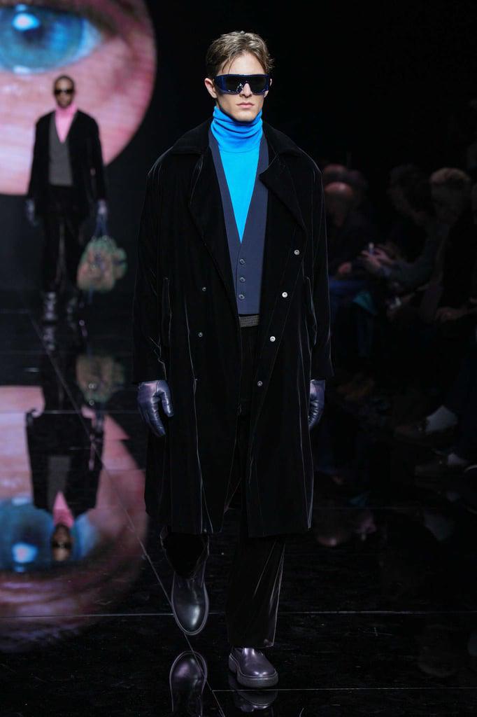 Los trajes de terciopelo se combinaban con chalecos o jerseys de cuello alto de color rosa o azul brillante.