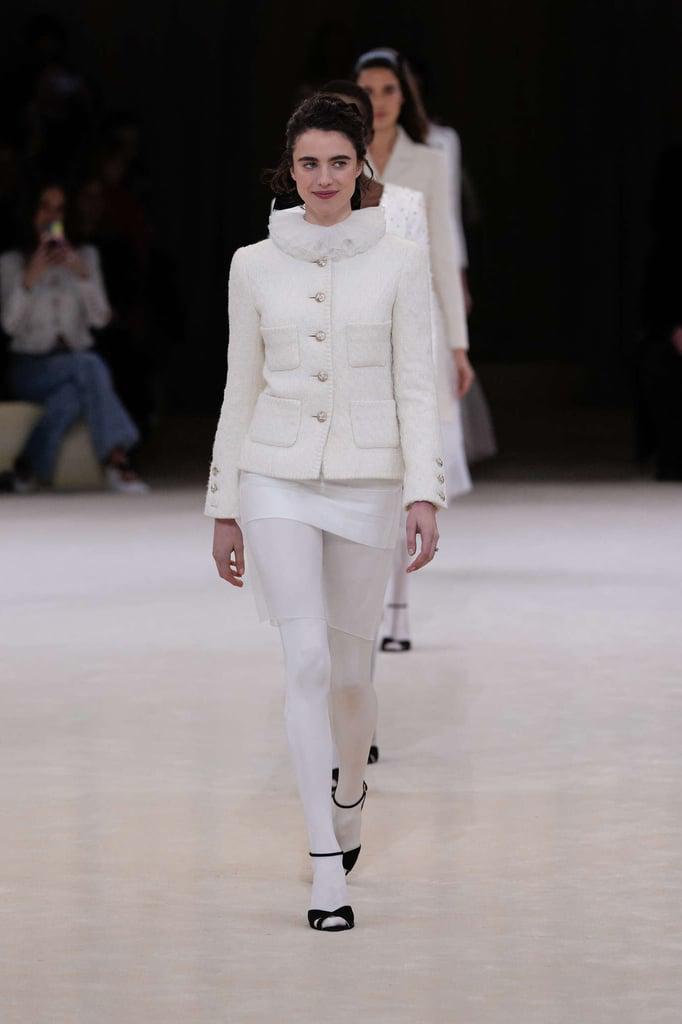  Fue la actriz Margaret Qualley, hija de Andie MacDowell, quien abrió el desfile con un conjunto completamente blanco con cuello pierrot.