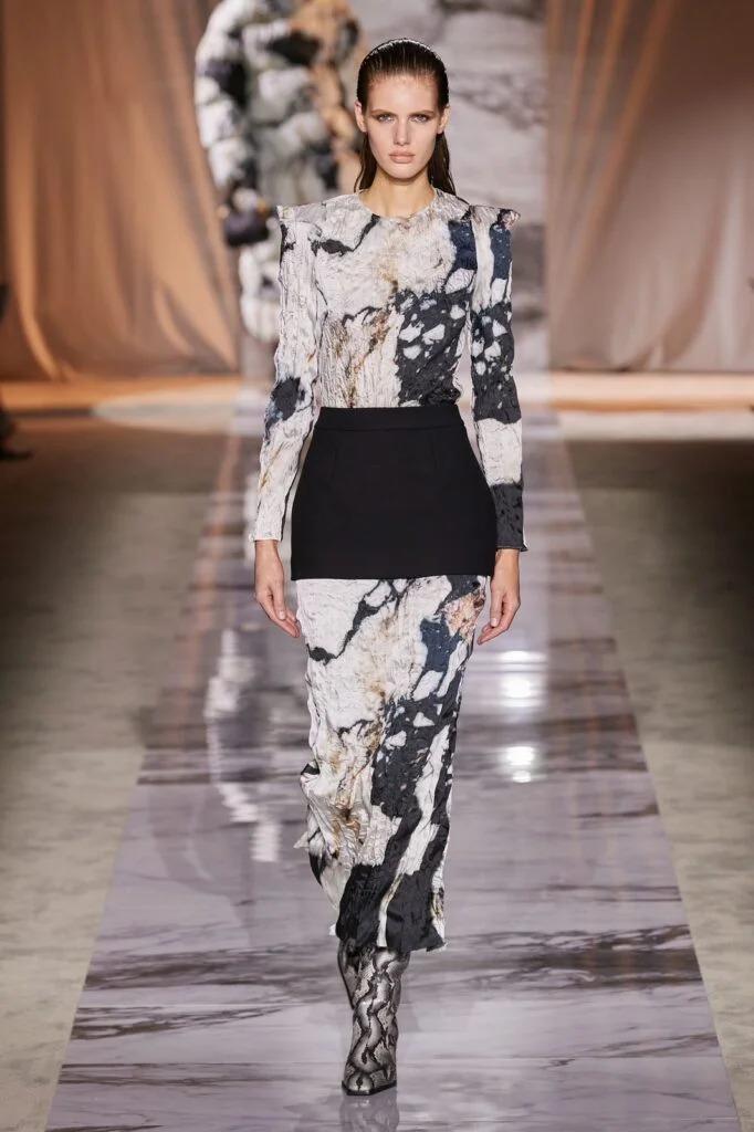 Los vestidos de mármol de Roberto Cavalli son una expresión única de su visión creativa y su habilidad para fusionar elementos naturales con la moda de alta costura. Estas creaciones destacan por su uso innovador de estampados inspirados en las vetas y texturas del mármol, que aportan una sensación de elegancia y sofisticación a las prendas.