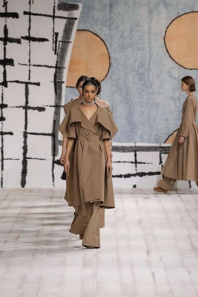 Para la presentación Dior utilizo un telón de fondo impresionante “Big Aura” de la artista Isabella Ducrot. Fue su directora creativa Maria Grazia Chiuri, quien señalo “Big Aura” encarna lo que impregna la Alta Costura, un terreno fértil para la contemplación donde la reproducción nunca es la misma.