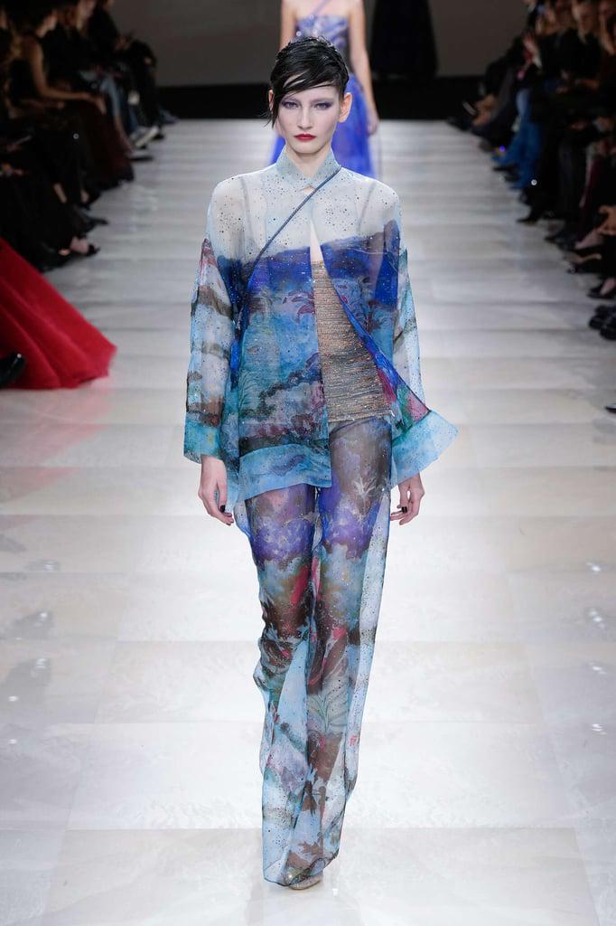Estampados de paisajes, tules con aguas de colores, vestidos de noche con bolsillos, zapatos planos y stilettos con tacón combinaban a la perfección con la propuesta más onírica de las presentadas por el diseñador.
