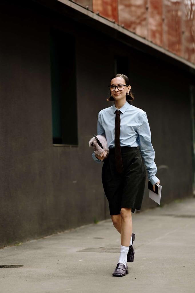 De regreso a clases. Es un clásico, este conjunto práctico, relajado y con unos mocasines con calcetas le da un look juvenil. 