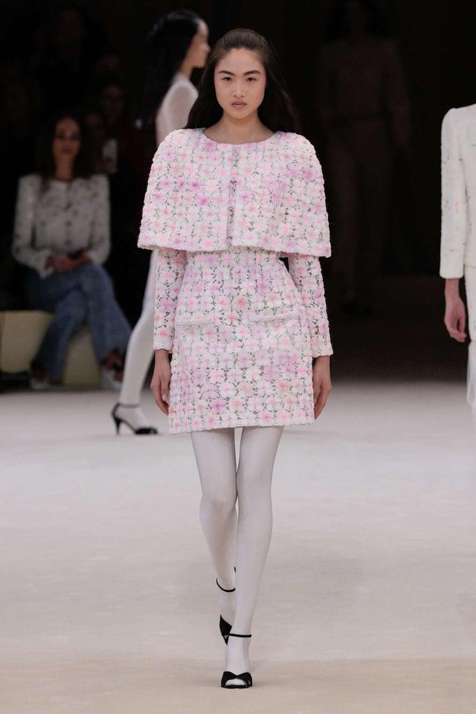 La emblemática chaqueta de tweed, diseñada por Coco Chanel en la década de 1950 , regresa en una ligera acuarela de rosa crema, cosida con hilos muy coloridos.
