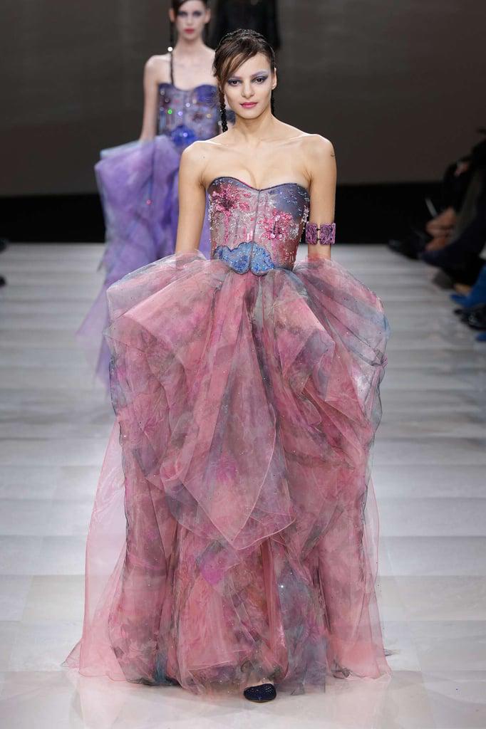 Vestidos con volumen, capas, miles de tonos pastel degradados en todas sus versiones 