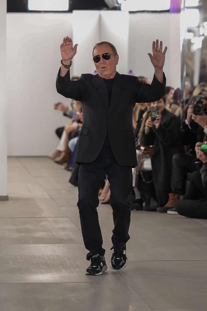 Michael Kors es un diseñador de moda estadounidense, nació en Long Island, Nueva York. Ha sido una figura influyente en la industria de la moda y se ha ganado la reputación de crear diseños elegantes y atemporales. y es el mejor diseñador de ropa deportiva de la historia de Estados Unidos