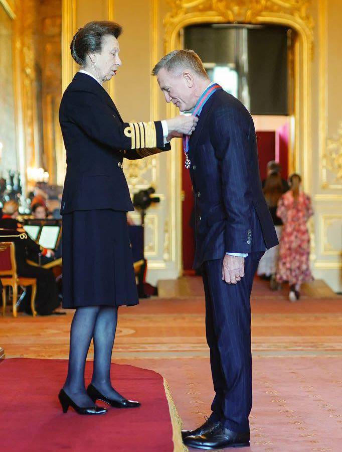 Daniel Craig recibe misma condecoración real que James Bond