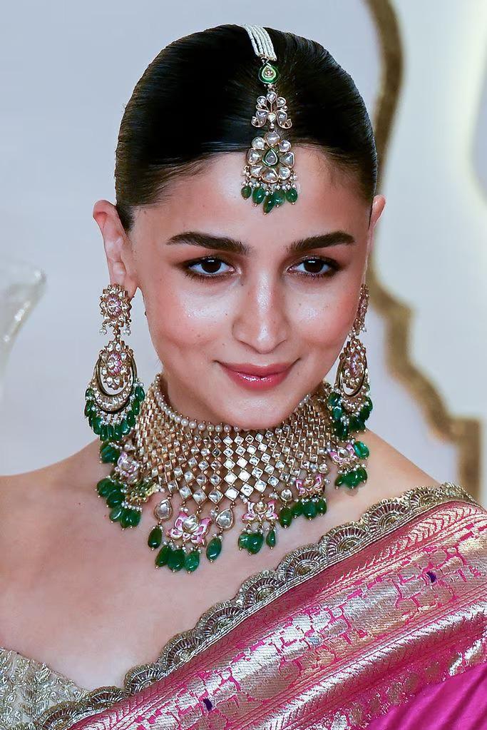 Alia Bhatt, actriz de Mumbai, llevó un deslumbrante conjunto de collar y aretes en color verde de los joyeros Padmapriya. La colección a la que pertenecen estas piezas celebran la flor de loto. El conjunto está hecho a mano con oro de 22 quilates, diamantes en bruto, esmeraldas y perlas del mar del sur. 