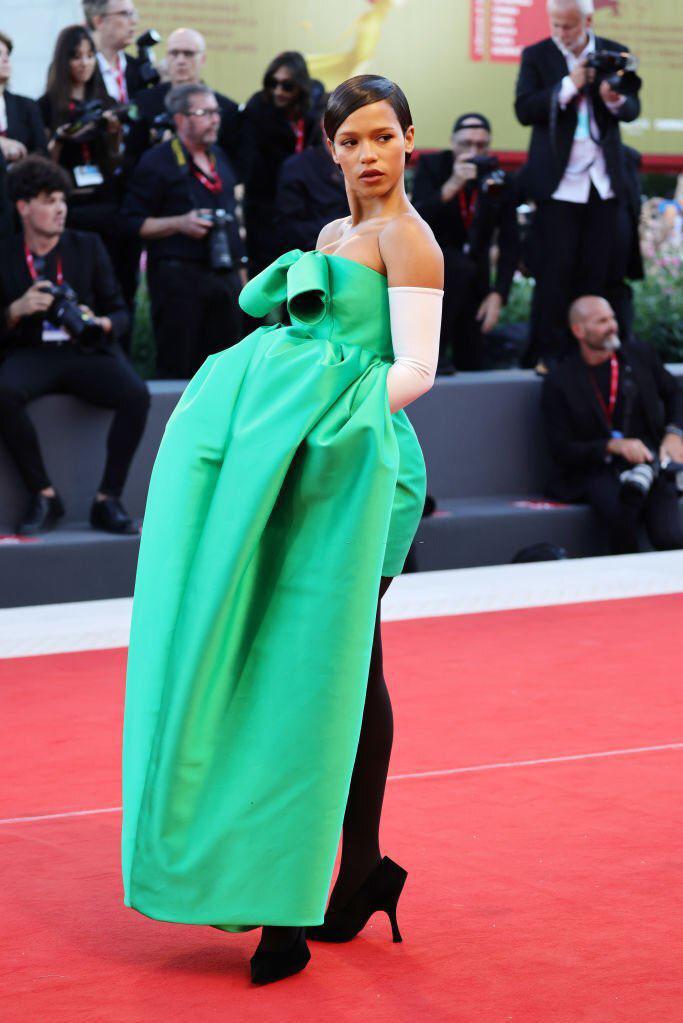 Taylor Russell en Balenciaga.