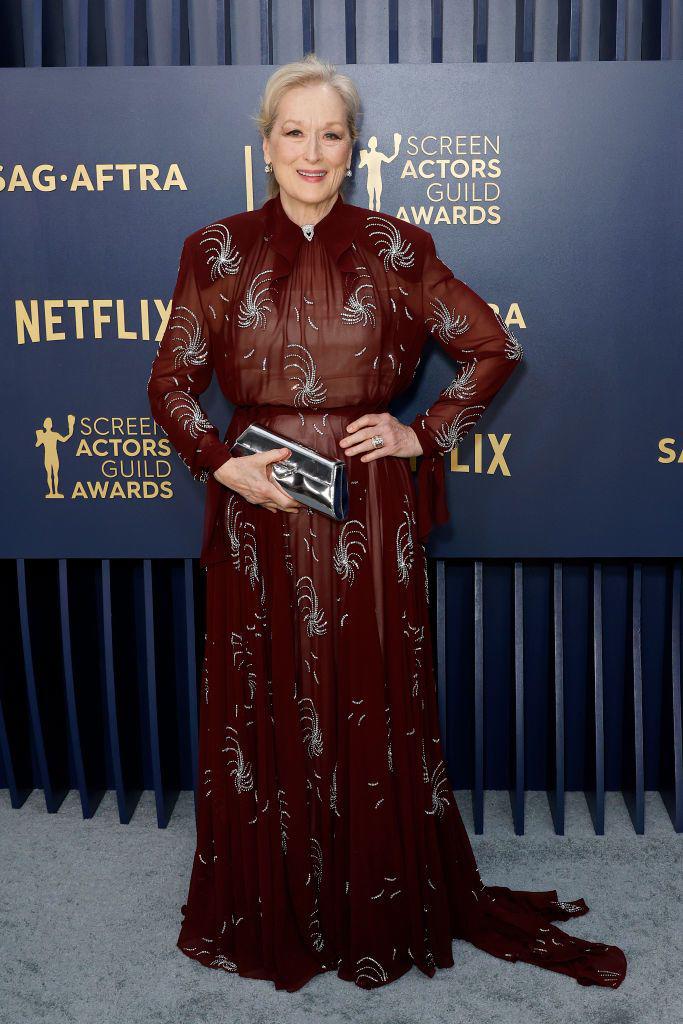 Meryl Streep lució un diseño de Prada con corte camisero y repleto de aplicaciones. Demostró una vez más que las transparencias no tienen edad con su elegante elección.