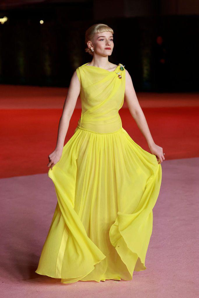 <b>Julia Garner</b> irradia belleza con un deslumbrante vestido amarillo de la colección Philip Lim SS24. 