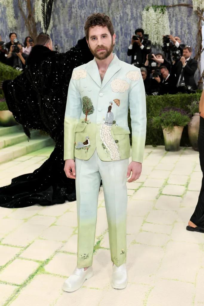 Ben Platt con un traje de Tanner Fletcher.