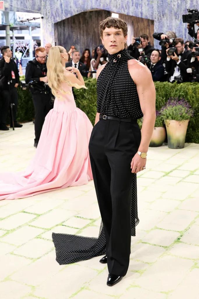 Connor Storrie con un look de Saint Laurent.
