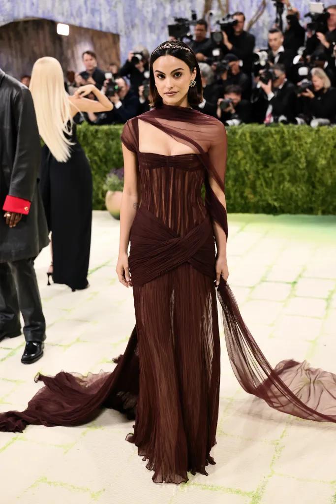 Camila Mendes con un vestido de Manish Malhotra.