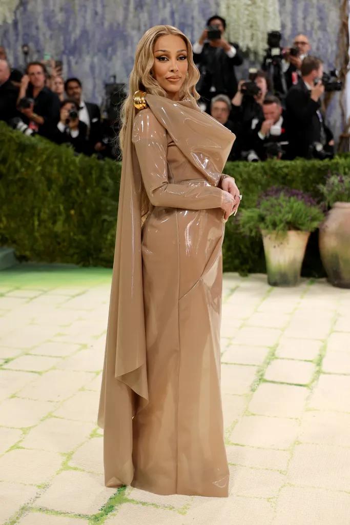 Doja Cat usando Saint Laurent.