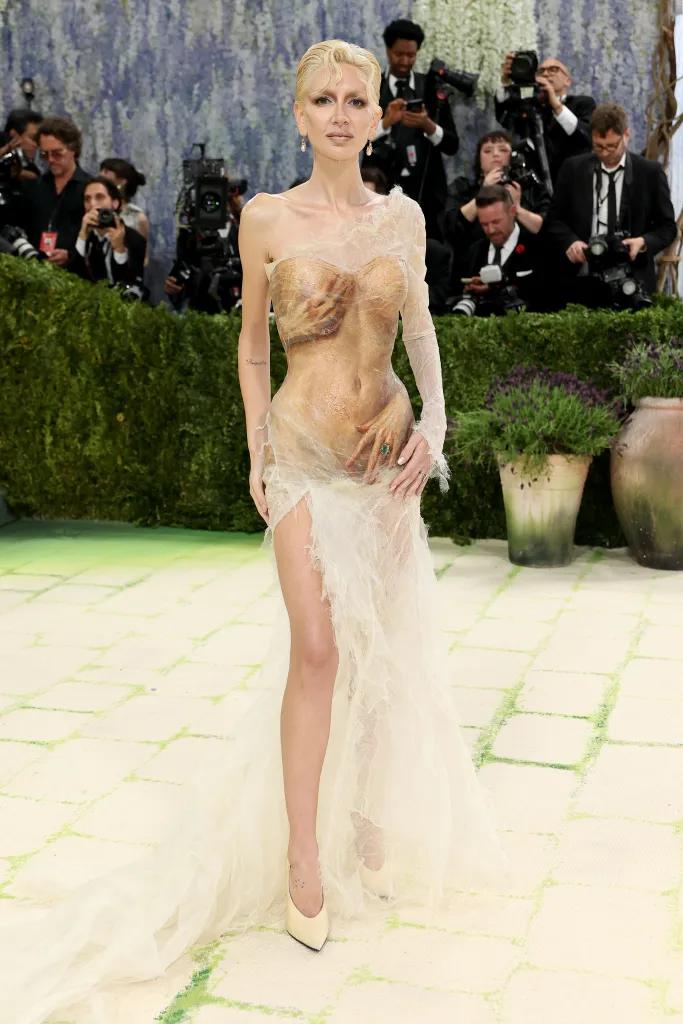 Sabine Getty con un look de Ashi Studio Couture.