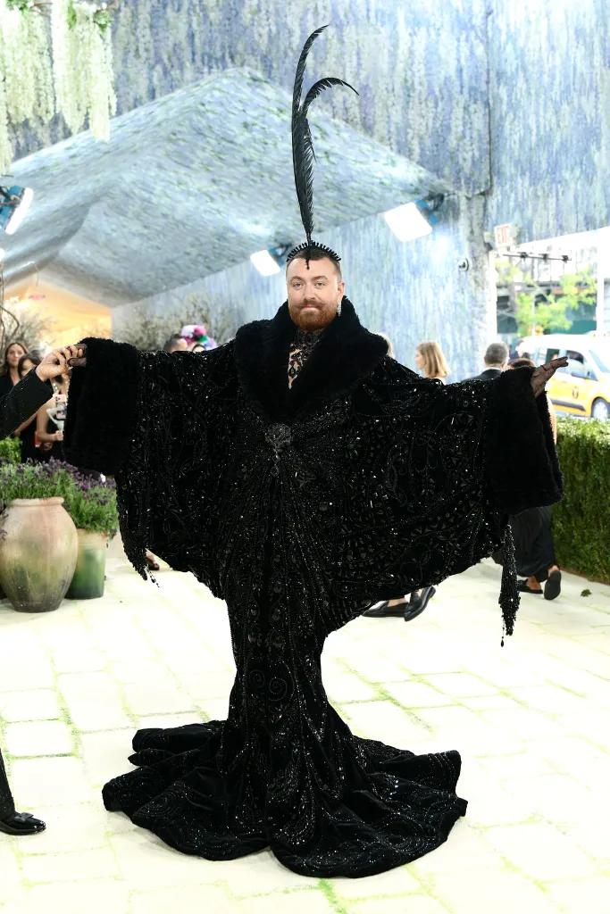 Sam Smith con un look de Christian Cowan.
