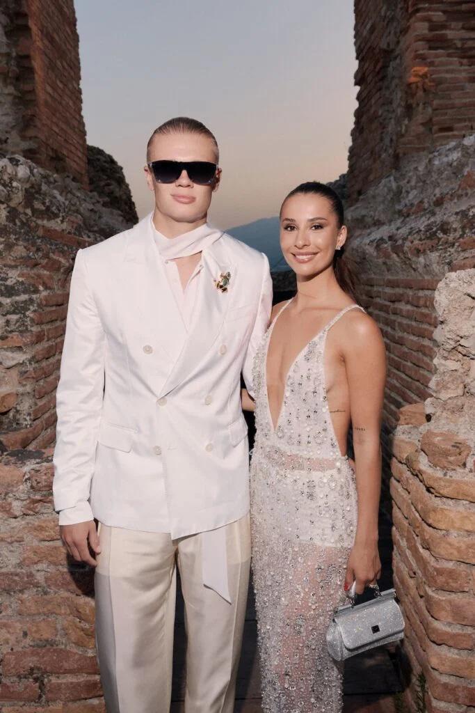El desfile tuvo un público excepcional. Entre los invitados estuvieron el jugador estrella de la selección de fútbol de Noruega, Erling Haaland, su novia Isabel Haugseng Johansen y más.
