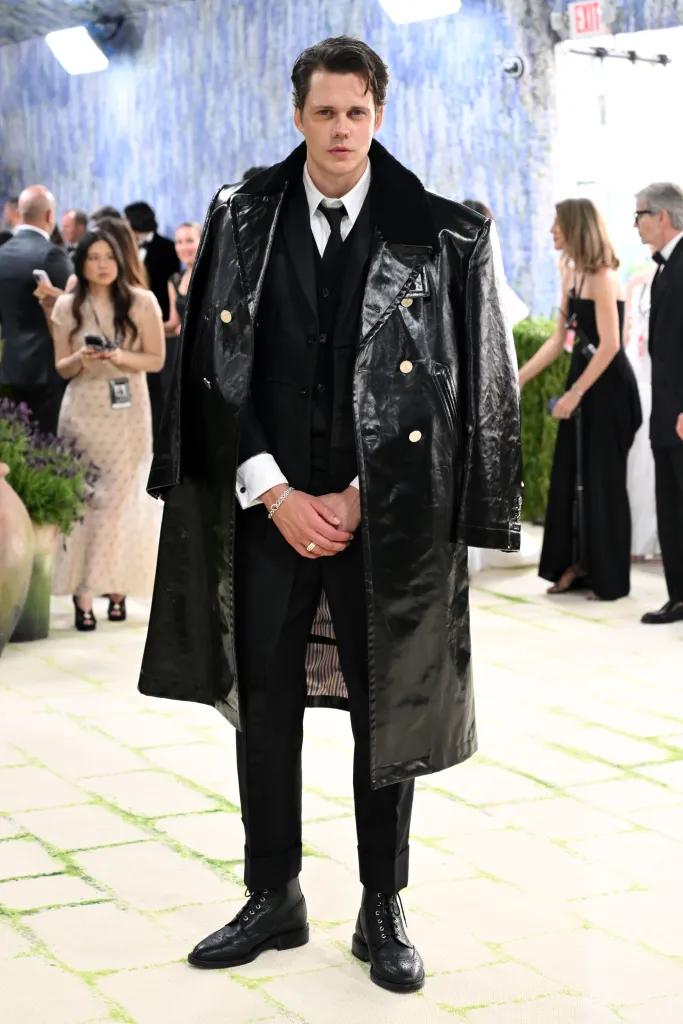 Bill Skarsgård con un traje de Thom Browne.