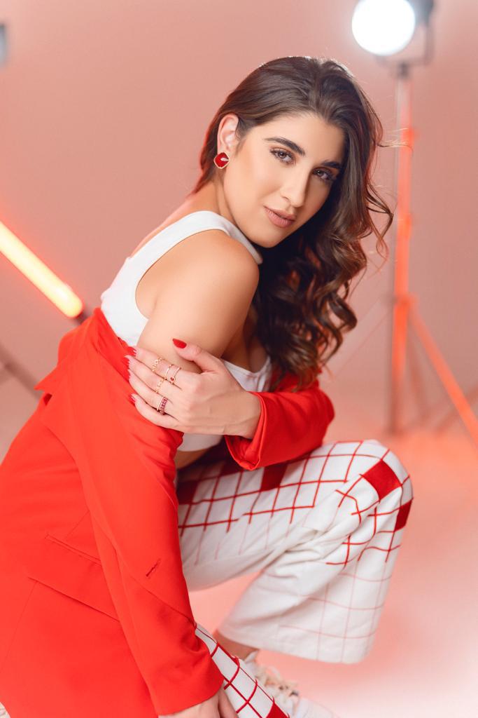 Antonella Kafati es una joven energética, entusiasta, divertida y optimista de 23 años. Comparte con sus seguidores en su plataforma <a rel="nofollow" href="https://www.instagram.com/thestyleantodote/">@TheStyleAntodote</a> todos sus conocimientos sobre moda y belleza. Asimismo, apoya a negocios 100% hondureños creando contenido y promocionando productos recomendados. Con su segmento CurAnto selecciona y vende piezas one of a kind que encuentra en sus viajes. En este Día de la Mujer, queremos celebrar a esta hondureña y conocer un poco más de ella.