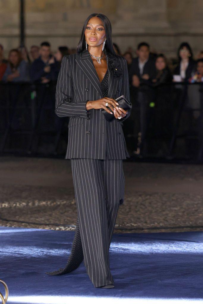 Naomi Campbell se vio empoderada con este traje de raya diplomática, que dejó al descubierto su abdomen. 