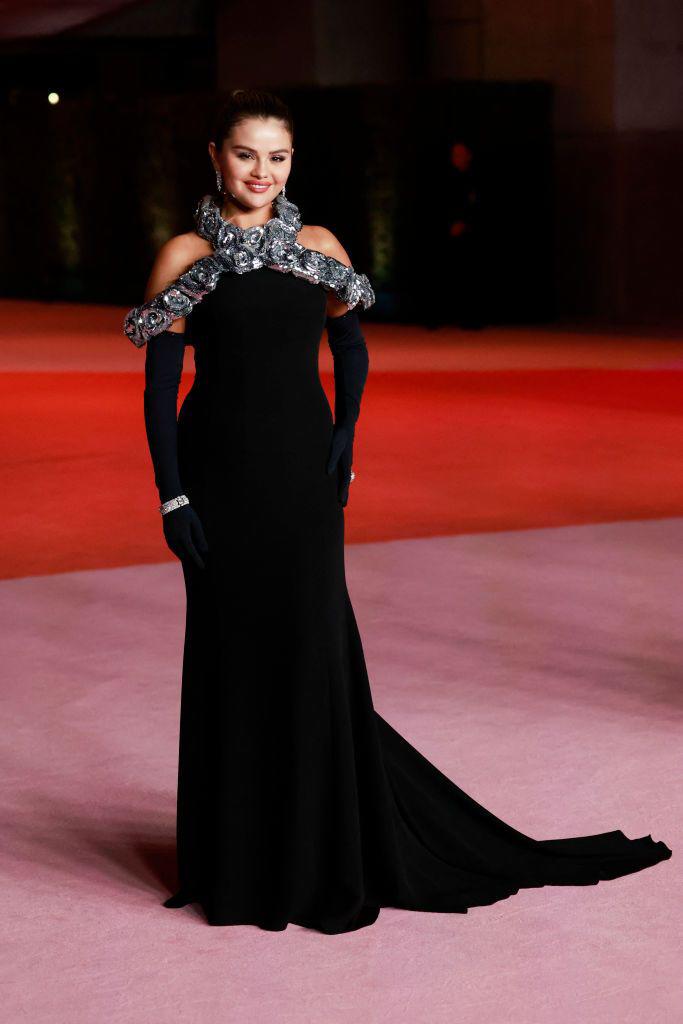 <b>Selena Gómez</b> deslumbra en un deslumbrante vestido negro con guantes de la reconocida casa de moda Valentino, exhibiendo un estilo chic y vanguardista. 