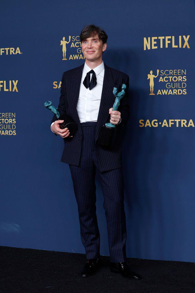 Cillian Murphy apostó por un original y favorecedor traje de Saint Laurent y reloj de Omega, en la noche que se alzó como mejor actor por ‘Oppenheimer’.