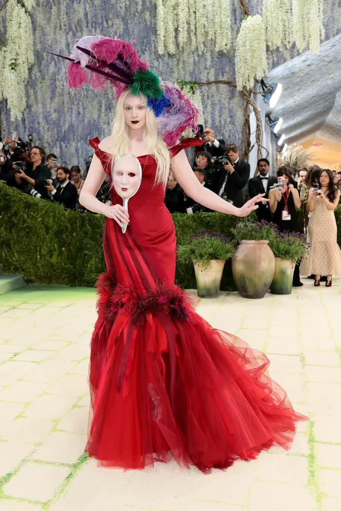 Gwendoline Christie vistiendo Giles Deacon.