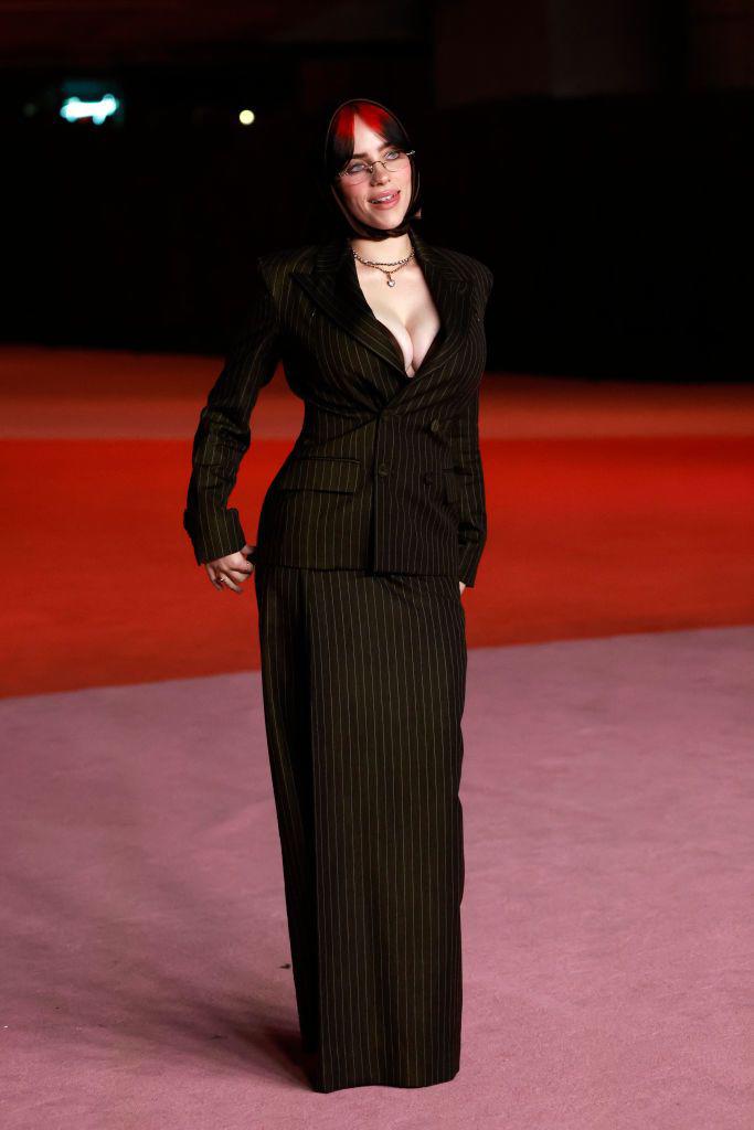 <b>Billie Eilish</b> impacta con un conjunto de blázer y falda de Jean Paul Gaultier, mostrando un estilo audaz y vanguardista que refleja su singularidad en la moda.
