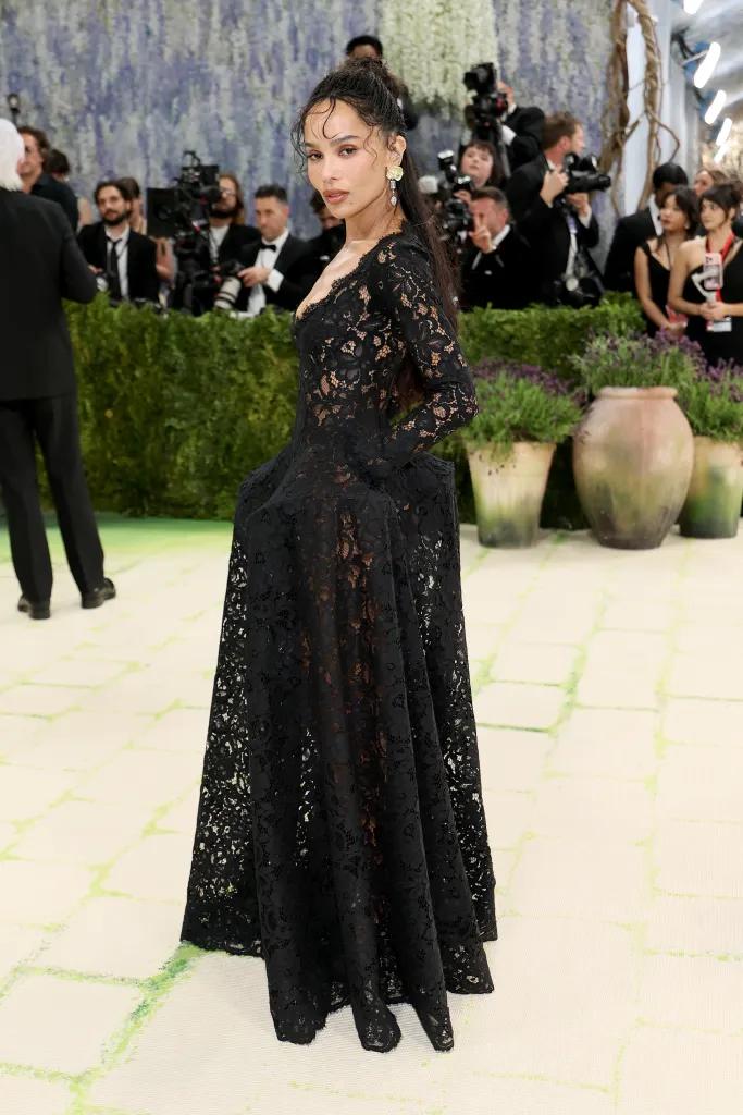 Zoë Kravitz con un vestido de Saint Laurent.