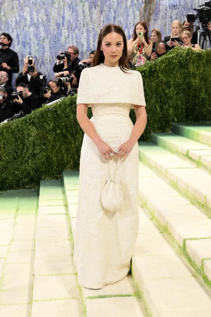 Laufey vistiendo Tory Burch.