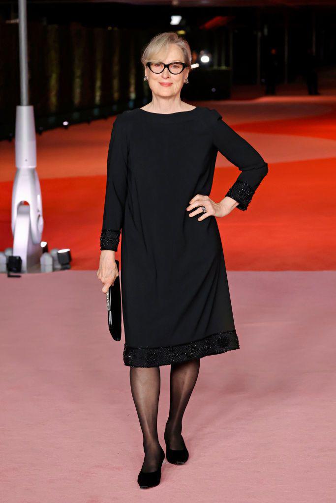 <b>Meryl Streep</b> irradia elegancia en la alfombra roja con un impecable vestido negro, capturando la atención con su sofisticado estilo.