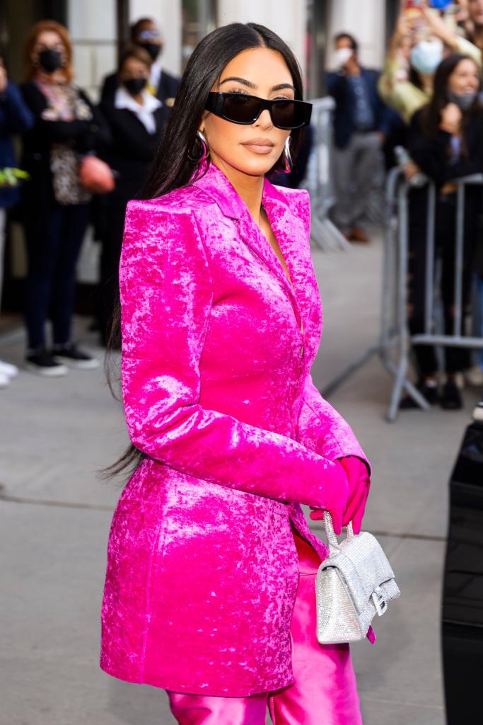 Mini bagsLos hemos visto en todos los colores y tamaños, y es que son perfectos para salir de fiesta o para mostrarlo en redes sociales. Si hablamos de bolsos mini, debemos de mencionar la minibag de satén con cristales de Prada o la hourglass de Balenciaga, que hemos visto por todos lados.