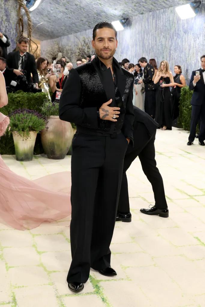Maluma con un traje de Tom Ford.