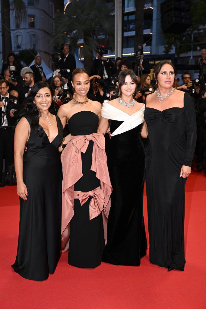Las actrices principales de la película, Zoe Saldaña, Selena Gomez, Karla Sofía Gascón y Adriana Paz, fueron galardonadas con el premio de mejor actriz en el Festival de Cannes. Uno de los miembros del jurado dijo: “Decidimos que, ¿cómo se puede conseguir una armonía destacando notas individuales? Son más fuertes cuando resuenan juntas, por eso decidimos este año premiar a las Mejores Actrices”.