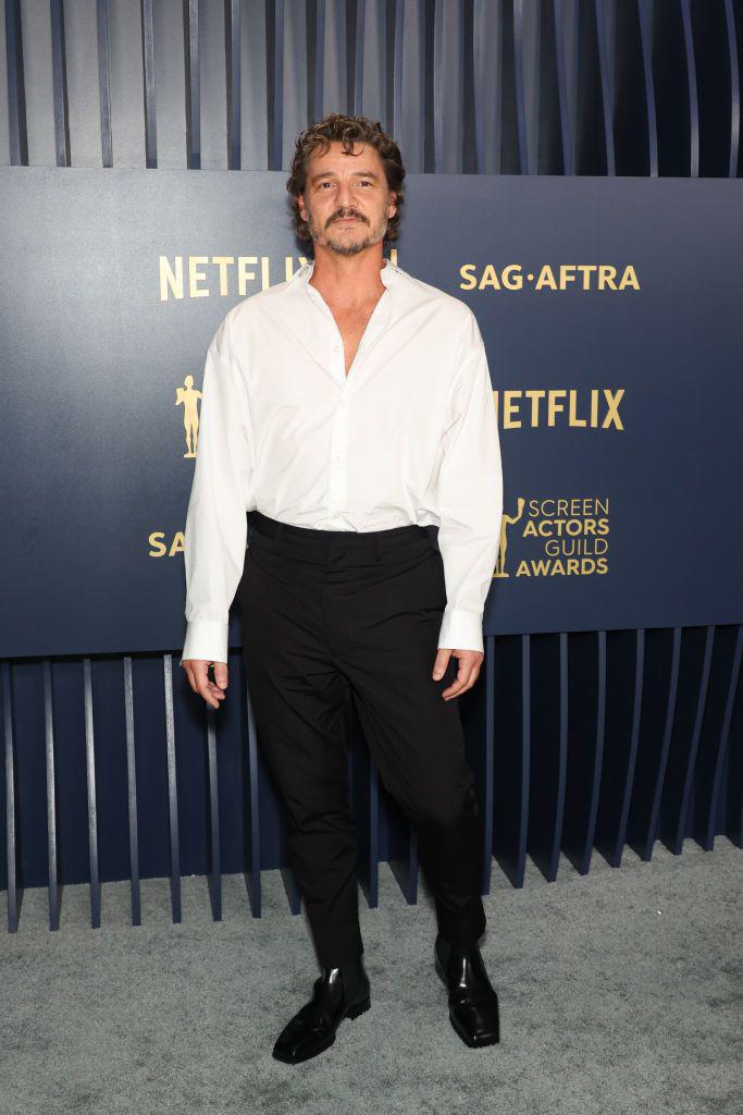 Pedro Pascal lució impecable con una clásica combinación de camisa blanca y pantalón negro de traje.