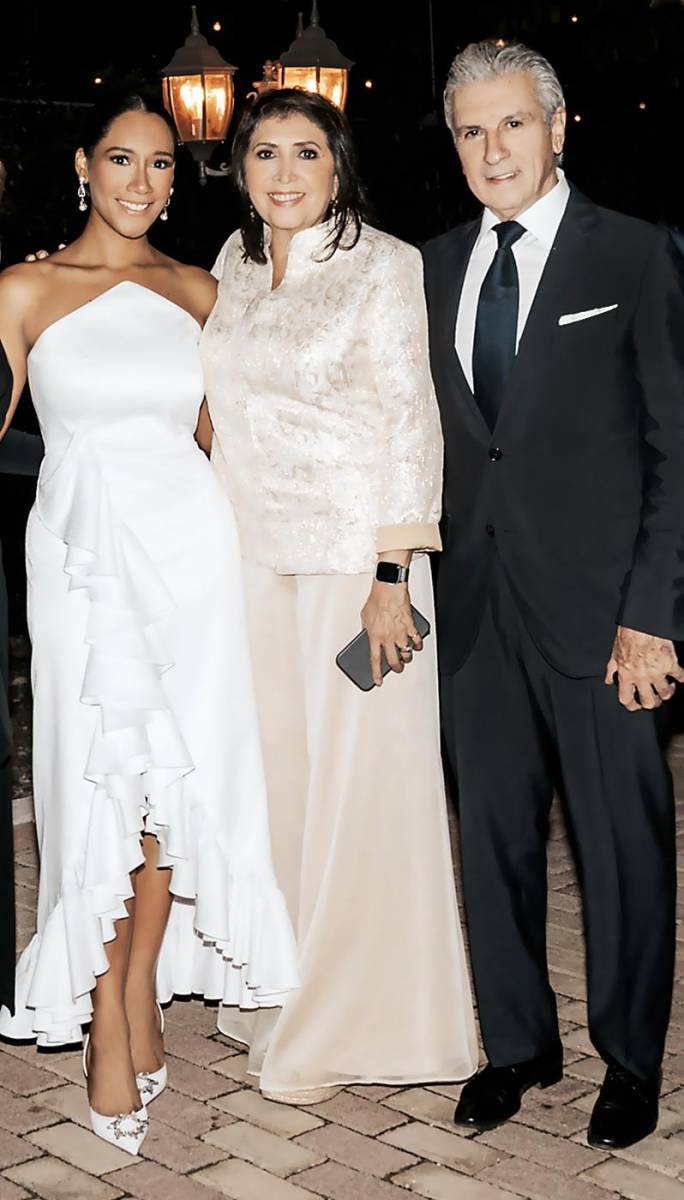 La novia Paulina González con sus padres Rosario Castillo y Gerardo González