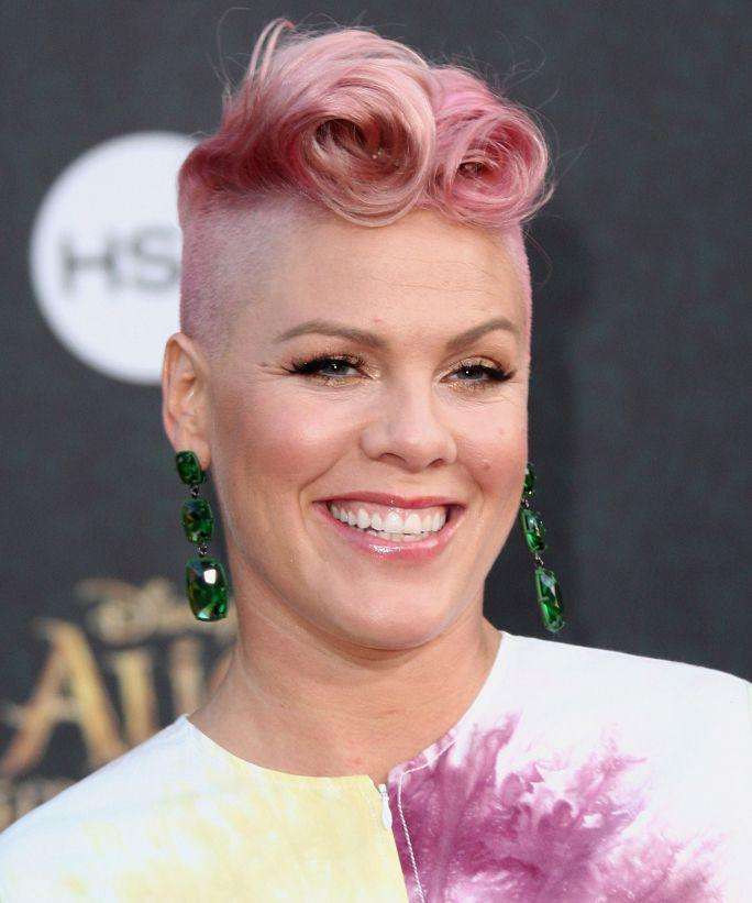 I’m gonna drink my money and I’m not pay his rent, una pequeña línea del temazo de Pink ‘So What’. Esta canción está dedicada a su ex esposo Carey Hart. Un tema musical que está inspirado desde el empoderamiento, la artista deja entrever que aún con el dolor puede salir victoriosa. 