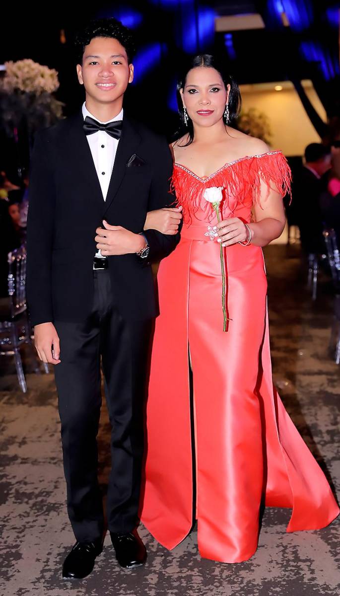 Héctor Alejandro Ponce con su madre Angella Villanueva