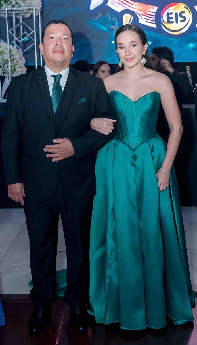 Desfile de Padres e Hijos en la gala de graduación de la Escuela Internacional Sampedrana 2026