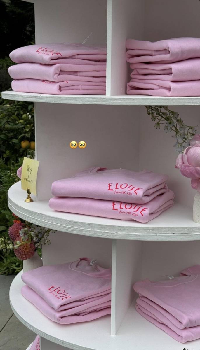 Los invitados pudieron llevarse como recuerdo de la fiesta unos adorables suéteres rosados. Estos obsequios dieron un toque personal al evento.