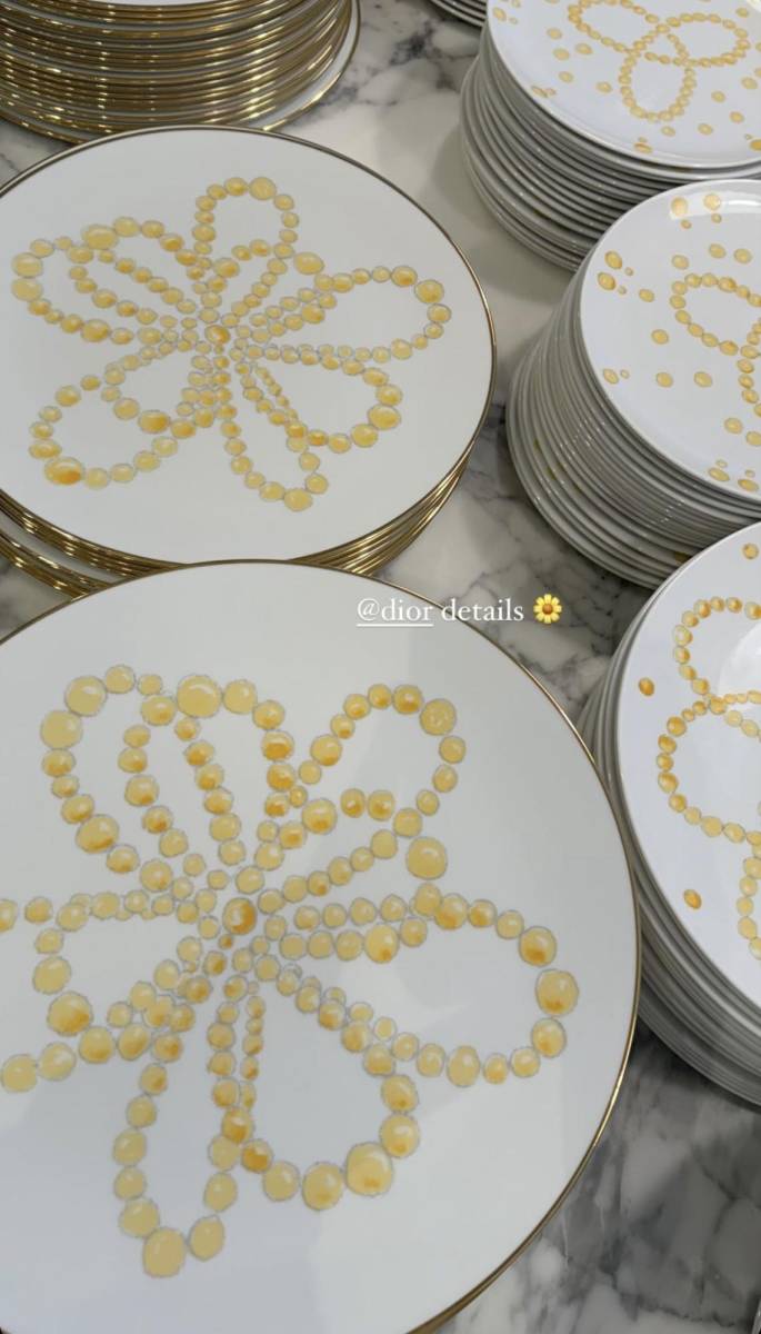 En imágenes compartidas por Sofía, se pudieron ver detalles de elegante decoración, incluyendo la fina vajilla Dior que fue utilizada durante el evento.