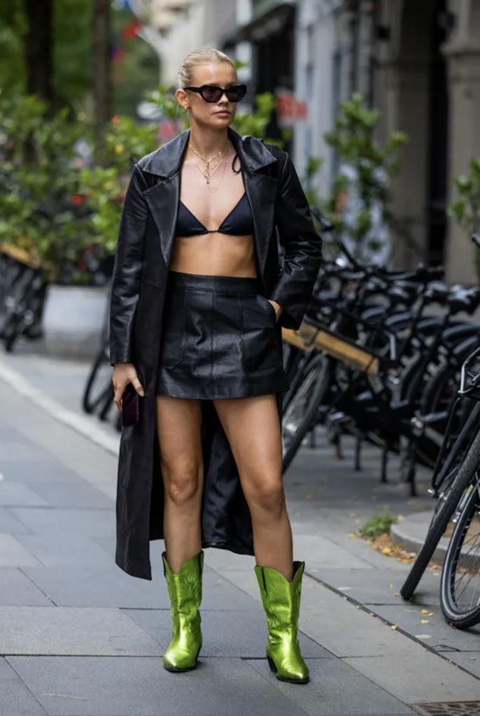 Las botas vaqueras son uno de los elementos más distintivos de la moda cowboy. Generalmente hechas de cuero clásico, gamuza o con detalles bordados, tienen un tacón inclinado y un diseño que las hace ideales para montar a caballo. Sin embargo, en la moda contemporánea, se han convertido en un accesorio de moda versátil, usadas tanto por hombres como por mujeres.