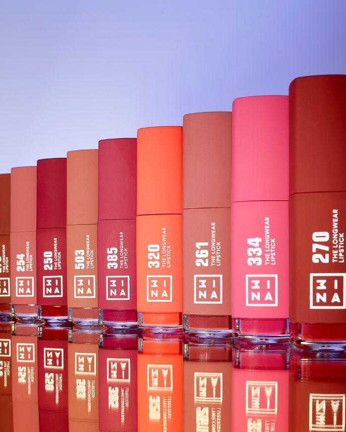 3INA Makeup The Color Lip Oil es un aceite labial hidratante diseñado para ofrecer un acabado de alto brillo con un toque sutil de color. Su fórmula híbrida combina la comodidad de un aceite con el acabado cristalino de un gloss, prometiendo hasta 24 horas de hidratación sin sensación pegajosa.